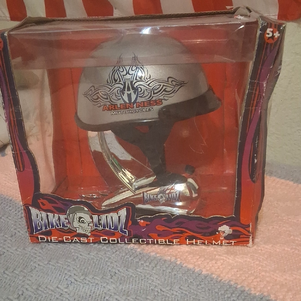 BIKE LIDZ COLLECTABLE HELMET